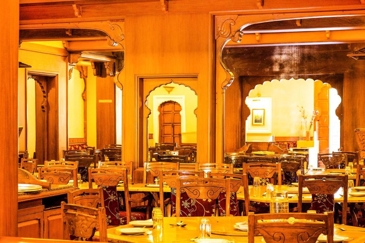 Collection O Hotel Rajwada Near The Pavillion Poona Buitenkant foto
